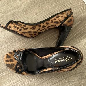 Vintage Exchange by Charles David open toe heels in sexy leopard print w/ a bow!